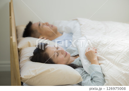 眠る中高年夫婦 眠る中高年夫婦 126975008