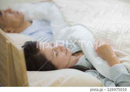 眠る中高年夫婦 眠る中高年夫婦 126975010