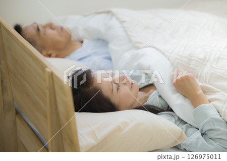 眠る中高年夫婦 126975011
