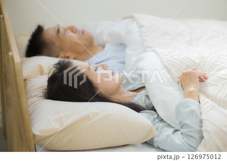眠る中高年夫婦 126975012