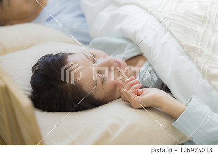 眠る中高年夫婦 126975013