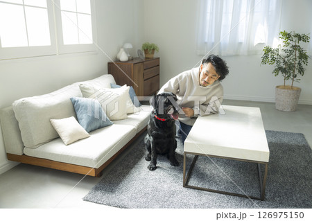 愛犬とくつろぐ男性　 126975150