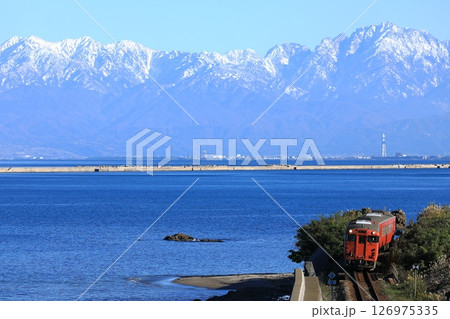 立山連峰と氷見線 立山連峰と氷見線 126975335