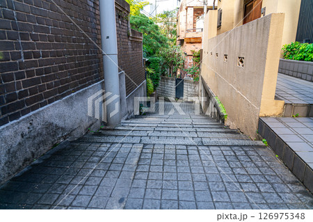 【東京都】風情を感じる神楽坂の路地 126975348