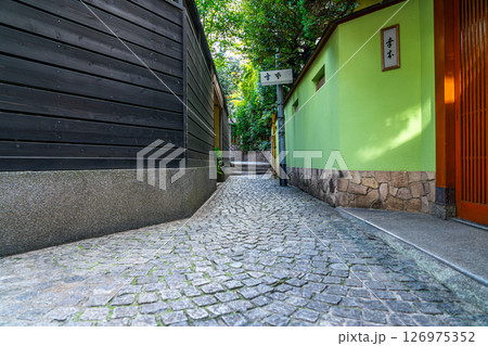 【東京都】風情を感じる神楽坂の路地 【東京都】風情を感じる神楽坂の路地 126975352