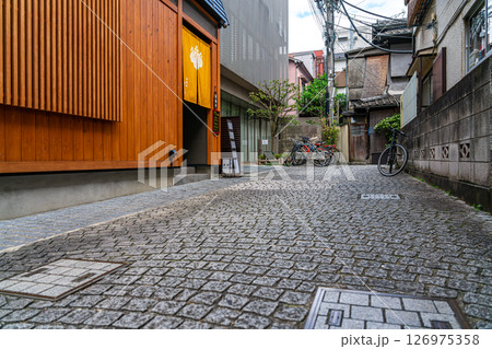 【東京都】風情を感じる神楽坂の路地 126975358