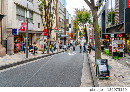【東京都】風情を感じる神楽坂通り 126975359
