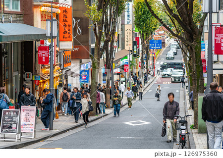 【東京都】風情を感じる神楽坂通り 126975360