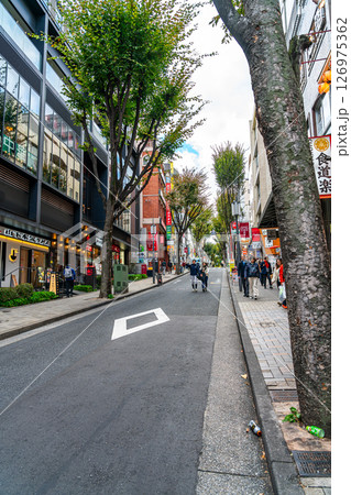 【東京都】風情を感じる神楽坂通り 【東京都】風情を感じる神楽坂通り 126975362