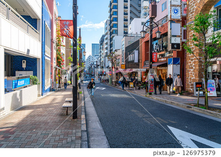 【東京都】風情を感じる神楽坂通り 【東京都】風情を感じる神楽坂通り 126975379