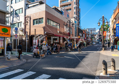 【東京都】風情を感じる神楽坂通り 【東京都】風情を感じる神楽坂通り 126975380