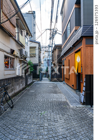 【東京都】風情を感じる神楽坂の路地 【東京都】風情を感じる神楽坂の路地 126975393