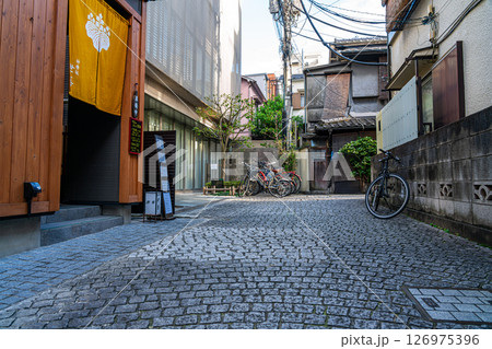 【東京都】風情を感じる神楽坂の路地 【東京都】風情を感じる神楽坂の路地 126975396