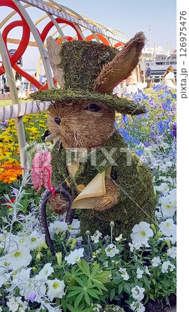カラフルな花壇とウサギのオブジェ 126975476