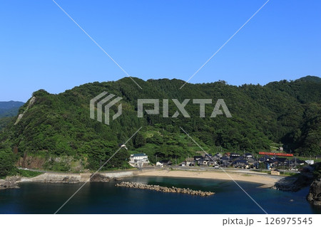 日本海の海岸沿いを行く山陰本線 126975545