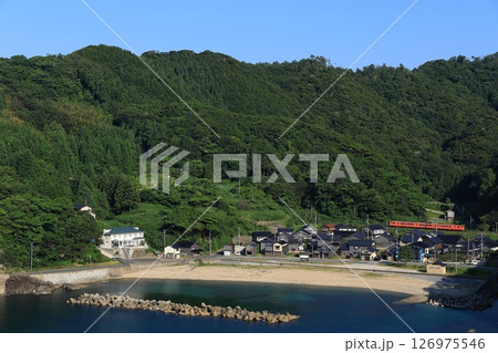 海岸の街を行く山陰本線のキハ40・47系 126975546