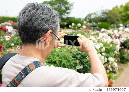 花を撮影する男性 126975607