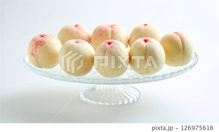 ガラスのコンポート皿の上のフレッシュな白桃 ガラスのコンポート皿の上のフレッシュな白桃 126975616