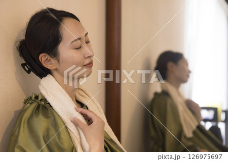 よもぎ蒸しをする女性イメージ 126975697