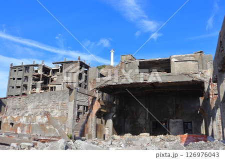 軍艦島（端島）第3見学広場から見た炭鉱施設と高層住宅の廃墟群 126976043