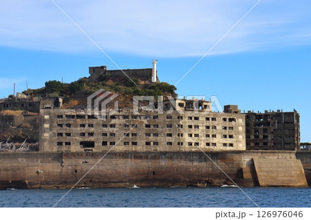 軍艦島（端島） 南西側の鉄筋コンクリート住宅、肥前端島灯台の景色 126976046