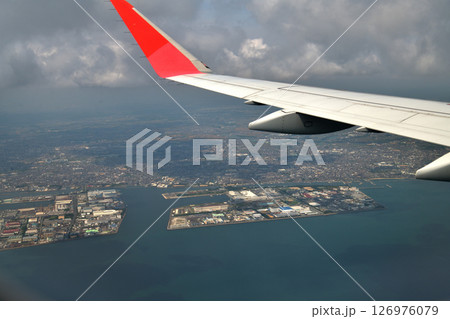 飛行機からの風景　神戸空港へ高度を下げる　加古郡播磨町東二見人工島付近　 126976079