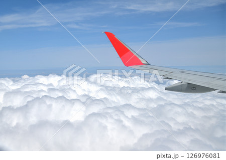 飛行機からの風景　雲海の上を飛ぶ 126976081