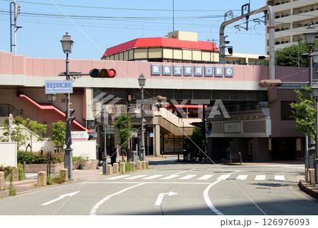 阪急宝塚南口駅と街並み 126976093