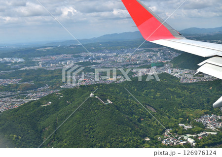 飛行機からの風景 神戸空港へ高度を下げる 須磨区鉢伏山付近 飛行機からの風景 神戸空港へ高度を下げる 須磨区鉢伏山付近 126976124