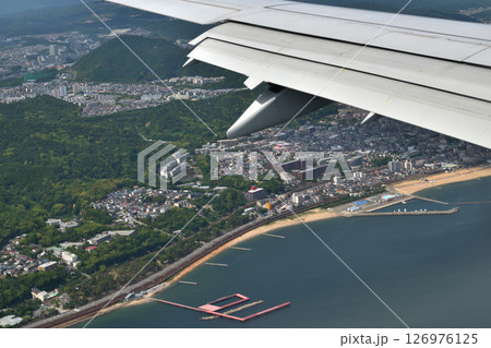 飛行機からの風景　神戸空港へ高度を下げる　須磨海岸上空 126976125