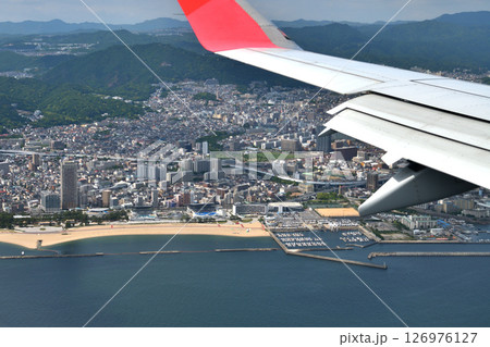 飛行機からの風景　神戸空港へ高度を下げる　須磨海岸上空 126976127
