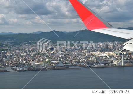 飛行機からの風景　神戸空港へ高度を下げる　長田区苅藻島付近 126976128