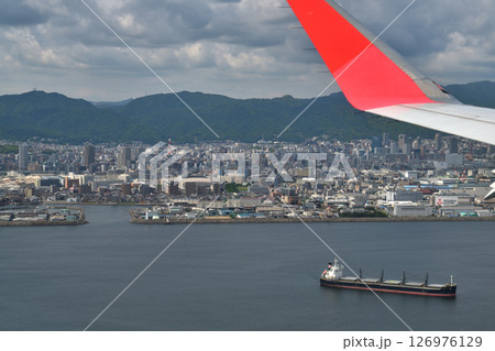 飛行機からの風景　神戸空港へ高度を下げる　兵庫区和田岬付近 126976129
