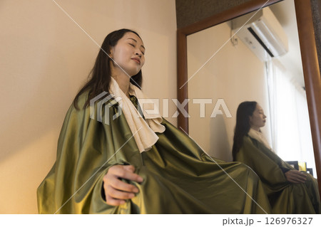 あぐら座りをしてよもぎ蒸しをする女性イメージ あぐら座りをしてよもぎ蒸しをする女性イメージ 126976327