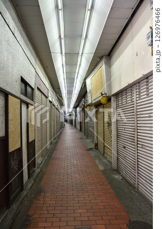 鉄道高架下商店街として日本一長い神戸元町駅の高架下商店街(モトコー) 鉄道高架下商店街として日本一長い神戸元町駅の高架下商店街(モトコー) 126976466