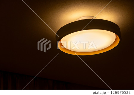暗い部屋の中で光る円形の照明 126976522