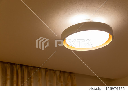 天井に設置された円形の照明器具 126976523