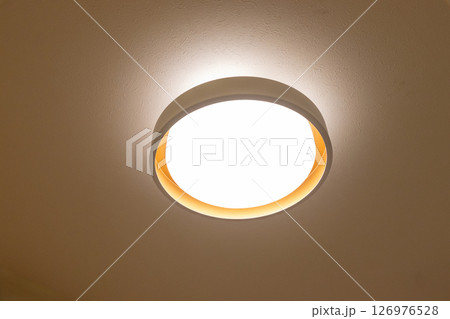 部屋の天井に取り付けられた円形のライト 126976528