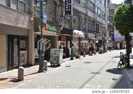 神戸の飲み屋街、元町北通りの昼間の風景 126976585