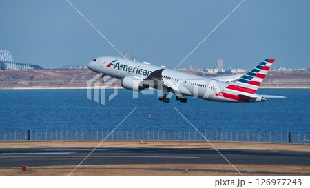 羽田空港C滑走路から離陸するアメリカ旅客機東京湾に映える 126977243