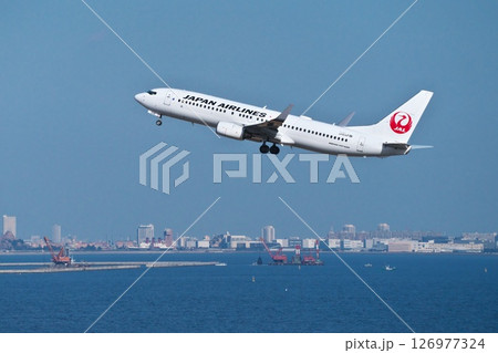 羽田空港C滑走路から離陸後東京湾を上昇するJAL旅客機 羽田空港C滑走路から離陸後東京湾を上昇するJAL旅客機 126977324