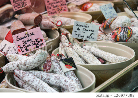 フランス パリ 市場で売られるサラミ フランス パリ 市場で売られるサラミ 126977398