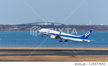 羽田空港C滑走路から離陸するANA旅客機とゲートブリッジ 羽田空港C滑走路から離陸するANA旅客機とゲートブリッジ 126977643
