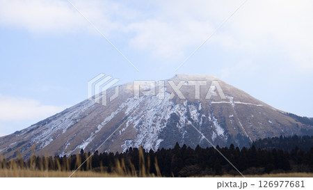 Mt. Kishima in Aso ,a vast grassy plain with a  great views of the volcanically active Nakadake Peak. 126977681