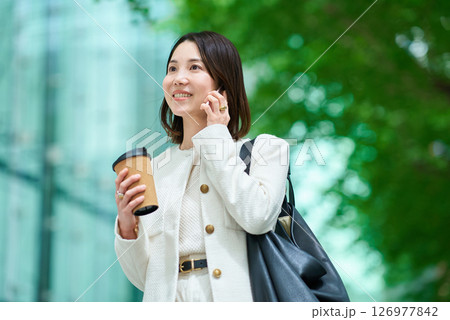 笑顔で通話する女性 笑顔で通話する女性 126977842