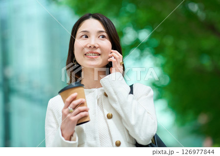 笑顔で通話する女性 笑顔で通話する女性 126977844