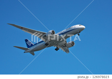 冬 快晴の城南島海浜公園から望む羽田空港に着陸体制に入った旅客機 冬 快晴の城南島海浜公園から望む羽田空港に着陸体制に入った旅客機 126978023