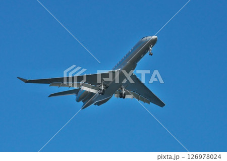 冬 快晴の城南島海浜公園から望む羽田空港に着陸体制に入ったジェット旅客機 126978024