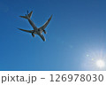 冬 快晴の城南島海浜公園から望む羽田空港 輝く太陽に向かう旅客機 冬 快晴の城南島海浜公園から望む羽田空港 輝く太陽に向かう旅客機 126978030