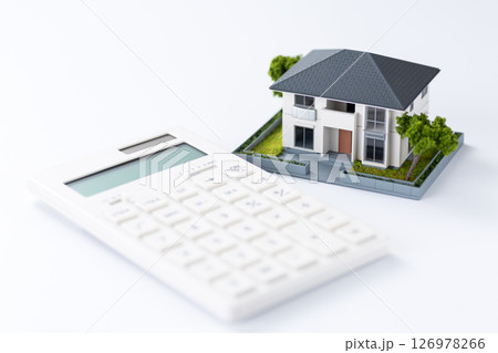 住宅と電卓 126978266
